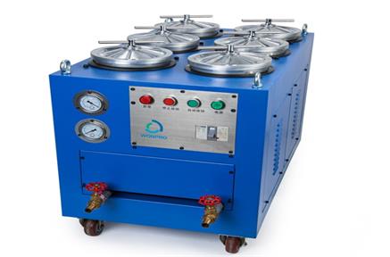 Filtrácia hydraulického oleja sa používa na odstránenie vody a iných znečisťujúcich látok zo zariadenia